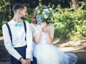 casar sem gastar muito noivos casamento simples buquê campo